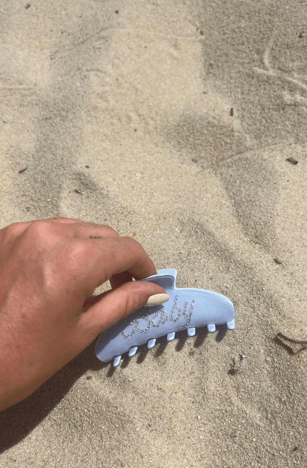 Baby Claw
Twist, style, claw it…wear your’s anyway, everyday.
Wide enough to hold a full head of hair &amp; strong enough to stay in all day with no tugging, no discomfort, jDaisy Lily