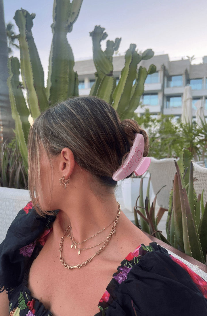 Feeling Flirty Claw

Twist, style, claw it…wear your’s anyway, everyday.
Wide enough to hold a full head of hair &amp; strong enough to stay in all day with no tugging, no discomfort, Daisy Lily