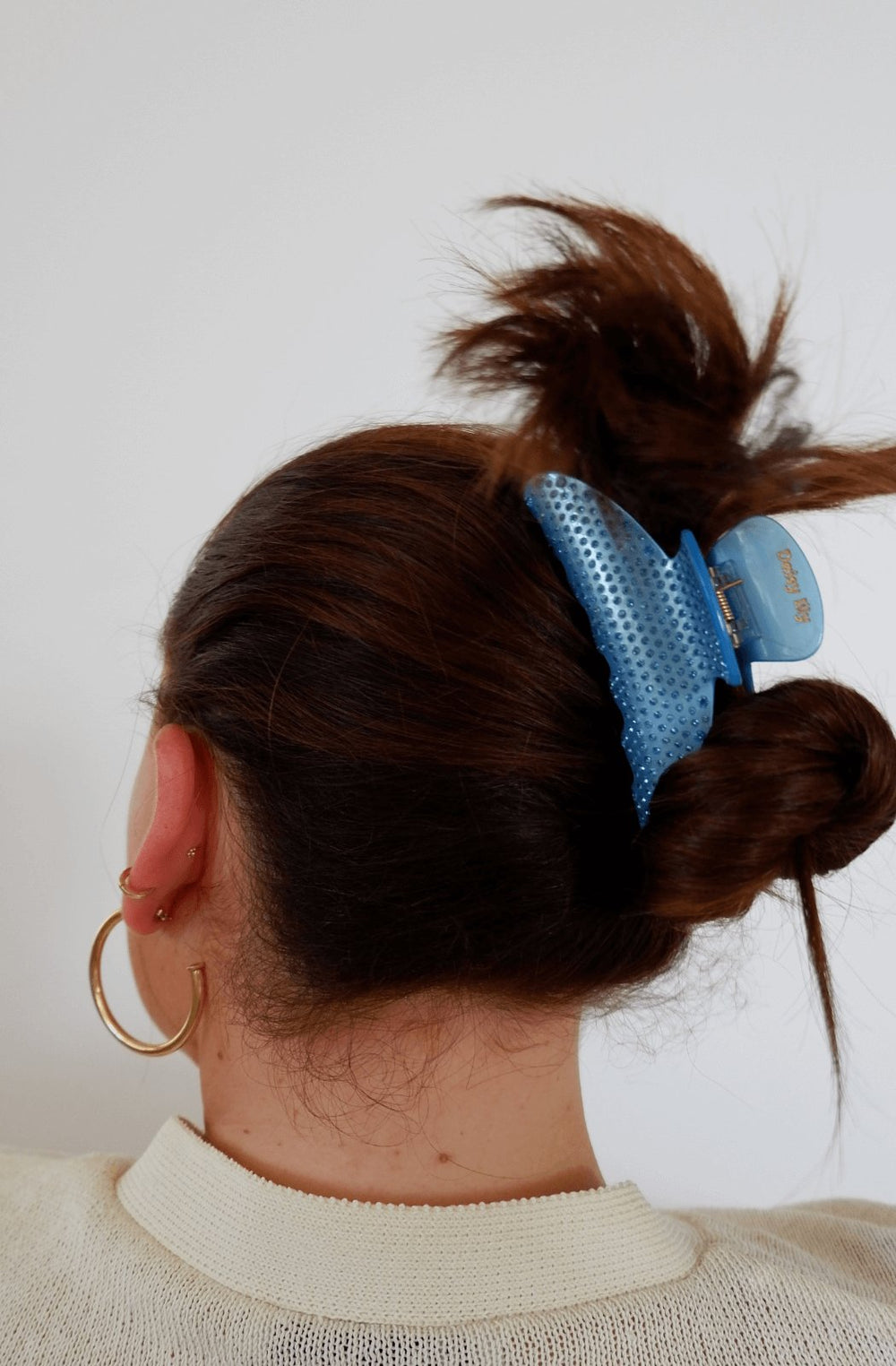 Icy Claw

Twist, style, claw it…wear your’s anyway, everyday.
Wide enough to hold a full head of hair &amp; strong enough to stay in all day with no tugging, no discomfort, Daisy Lily