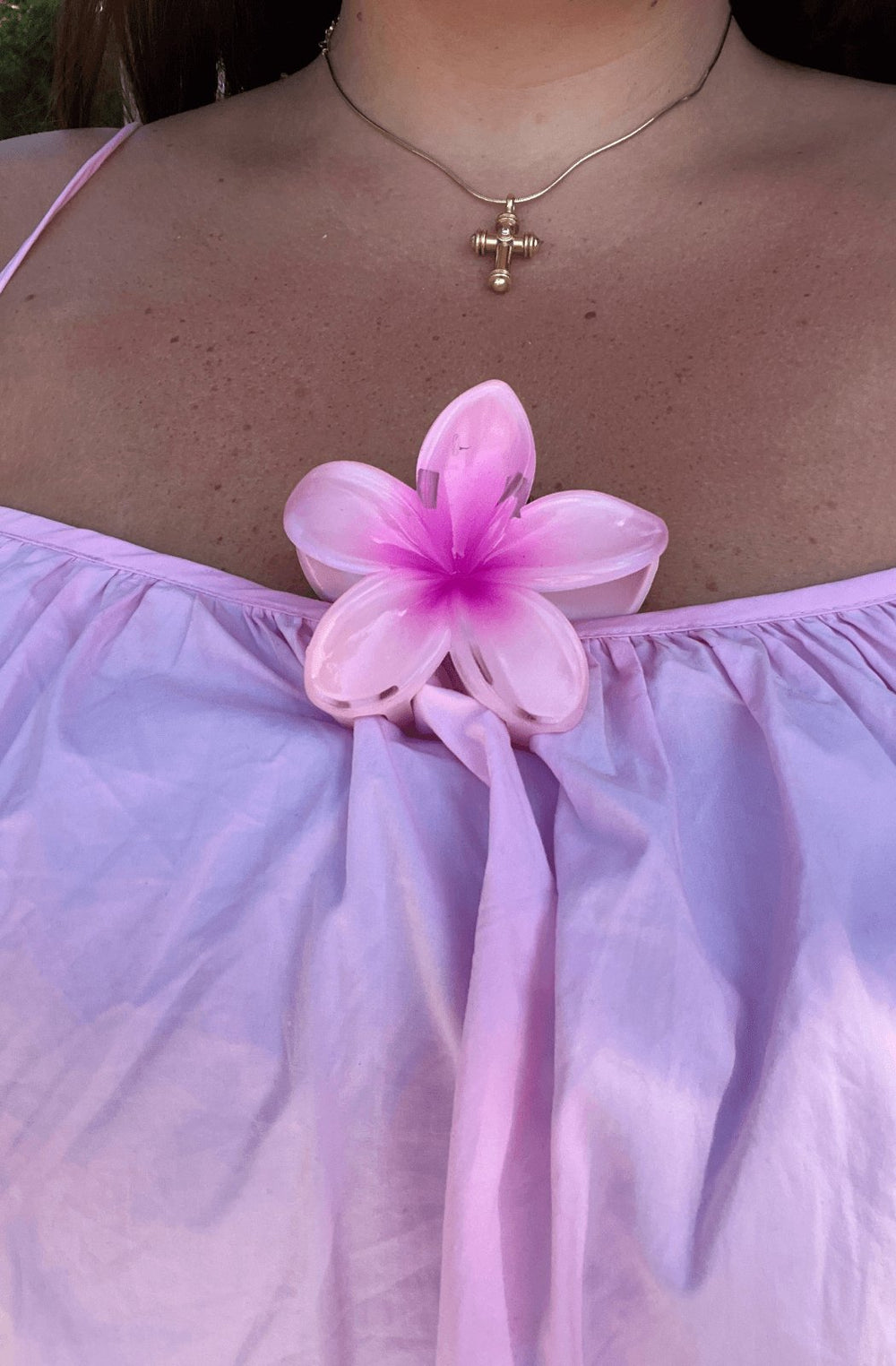 In Bloom Claw - Pink
Twist, style, claw it…wear your’s anyway, everyday.
This claw clip is suitable for both dry and wet hair application.


Acrylic


Daisy Lily signature satin pouch wDaisy Lily