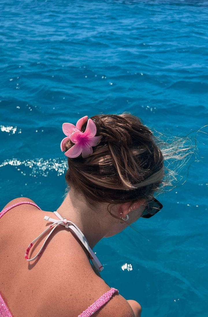 In Bloom Claw - Pink
Twist, style, claw it…wear your’s anyway, everyday.
This claw clip is suitable for both dry and wet hair application.


Acrylic


Daisy Lily signature satin pouch wDaisy Lily